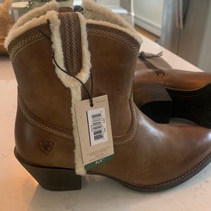 NWT Ariat boots Darlin Fleece. Almond toe 6” high color Sandstorm